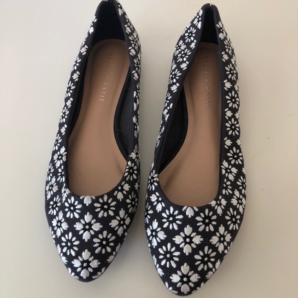 Kelly & Katie embroidered pointed toe flats